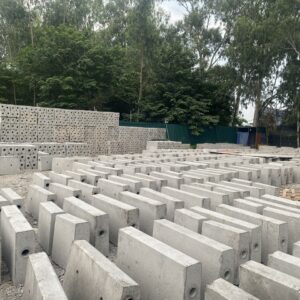 Bó vỉa BT giải phân cách KT 18x53x100 cm