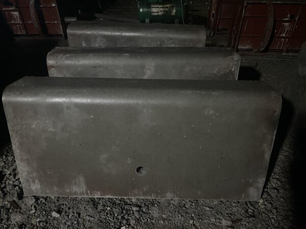 Bó vỉa BT giải phân cách KT 18x47x100 cm