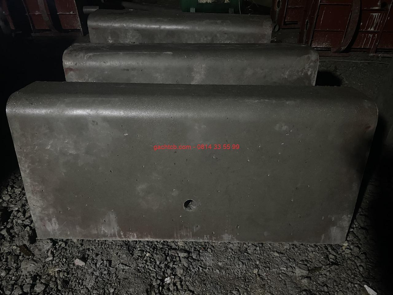 Bó vỉa bê tông giải phân cách kích thước 18x47x100 cm