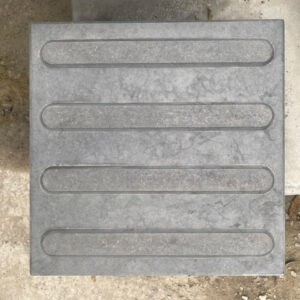 Gạch BT giả đá dẫn hướng 4 sọc KT 30x30x5 cm
