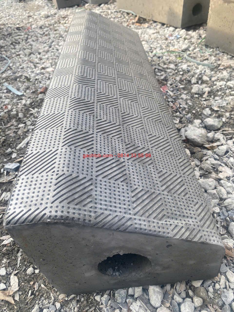 Bó vỉa BT giả đá vân Caro chống trơn KT 18x30x100 cm